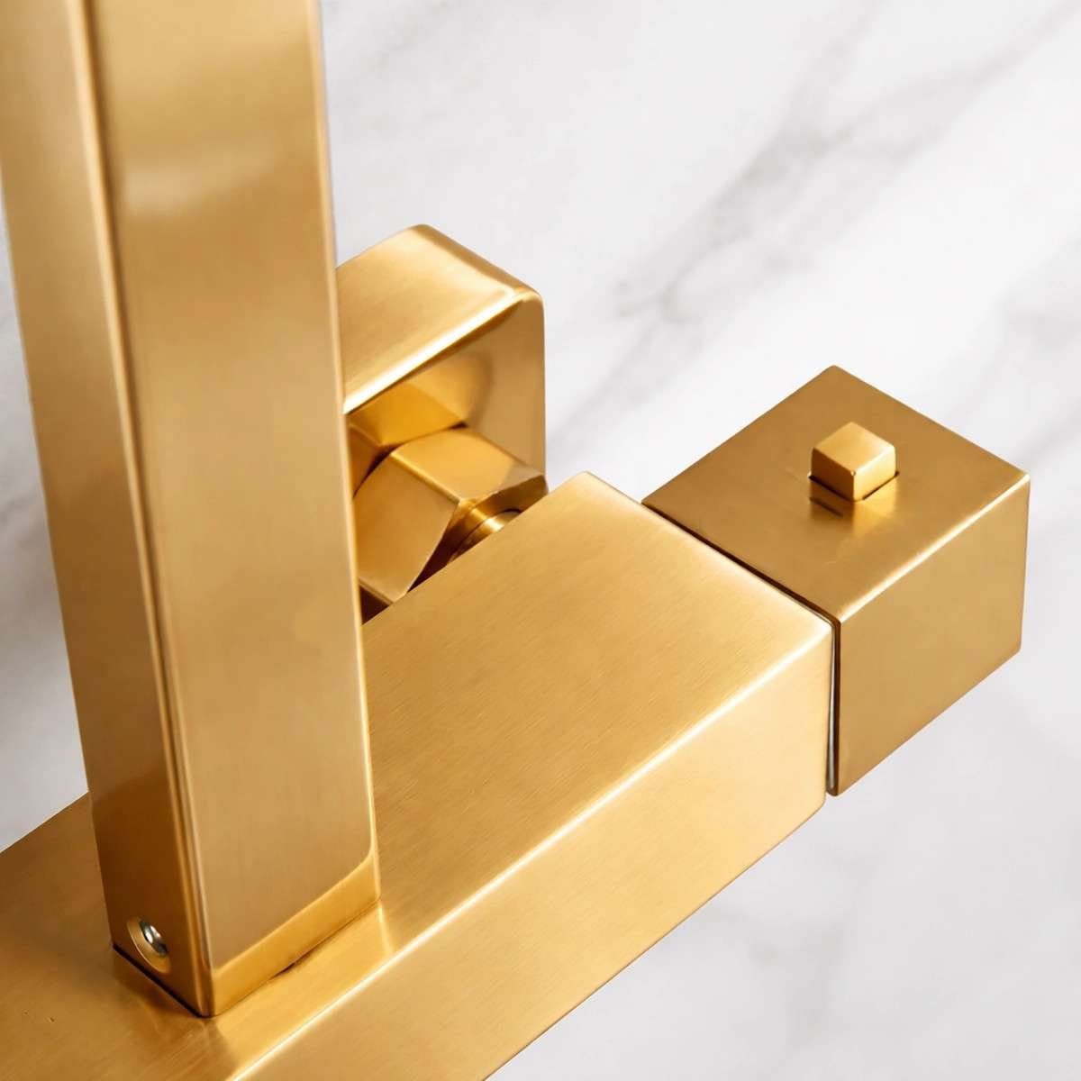 Colonne de douche Wanna dorée – Inox, hauteur réglable